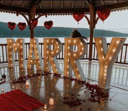 Arrangement for a marriage proposal under the bandstand at the Palace de Menthon - Annecy - Haute Savoie